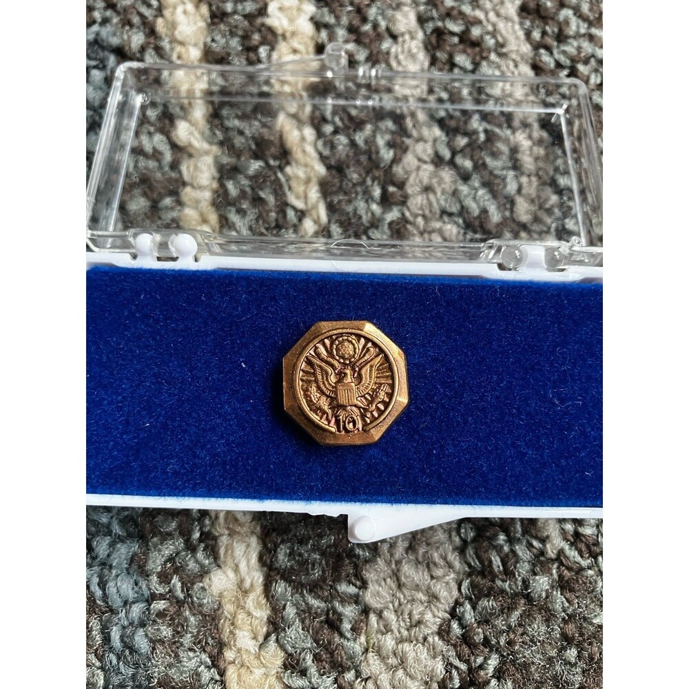 USA American Crest Federal Employee 10 Years Of Service Bronze Tone Pin